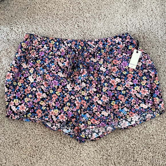Forever 21 elastic waist shorts - Picture 3 of 3
